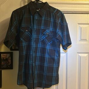 Men’s buttondown short sleeved shirt by Airwalk.